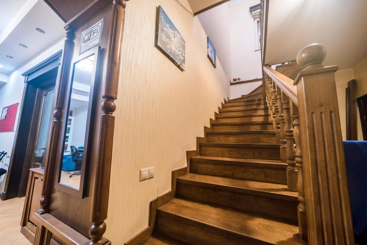 Cleopatra Palace Hostel Тбилиси Экстерьер фото