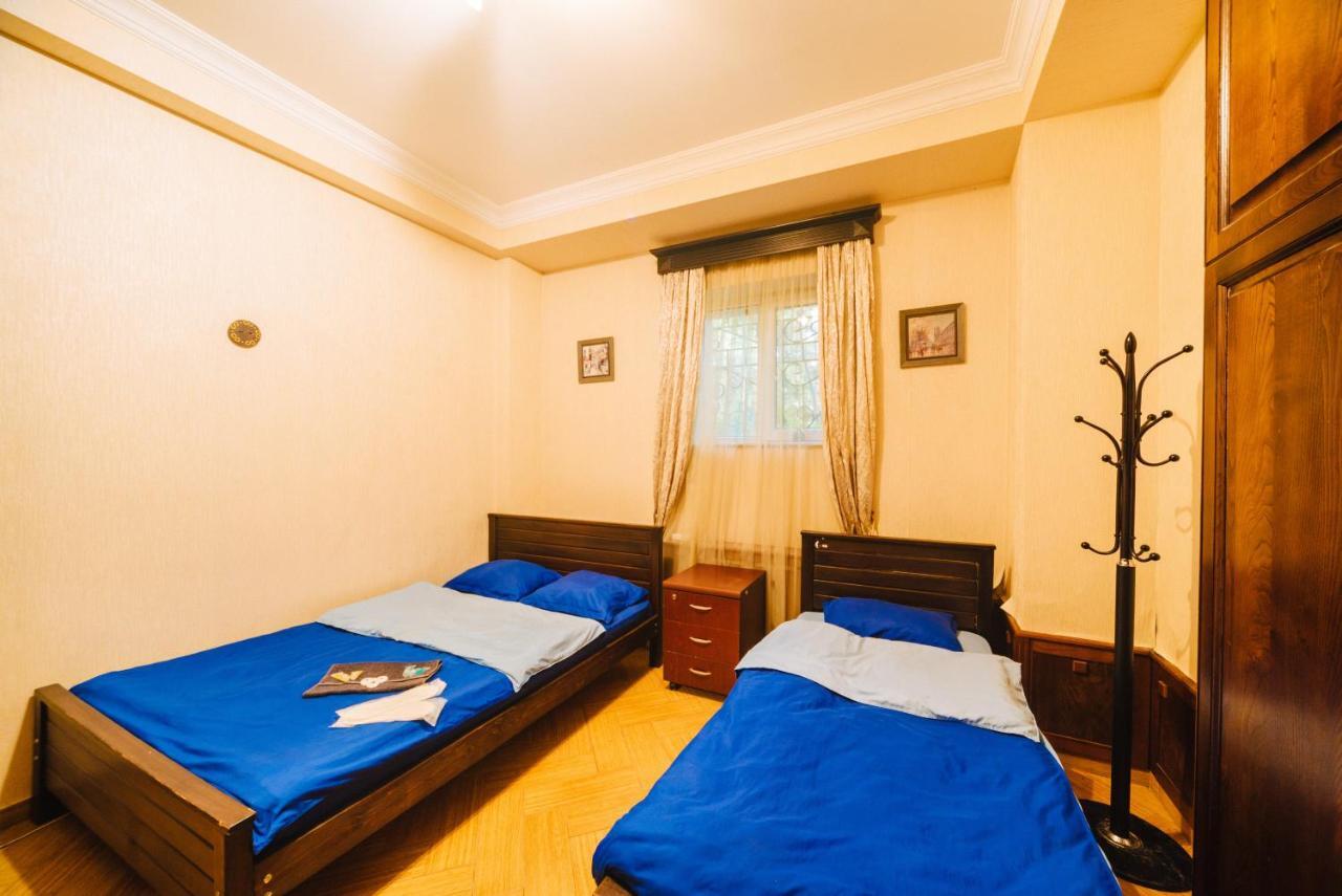 Cleopatra Palace Hostel Тбилиси Экстерьер фото