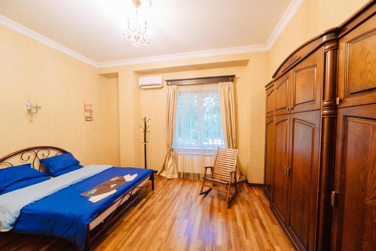 Cleopatra Palace Hostel Тбилиси Экстерьер фото